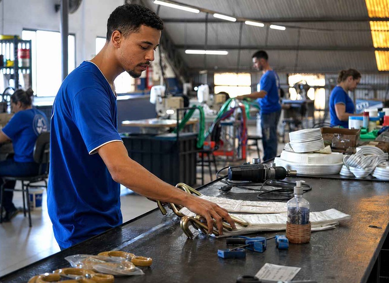 Cintas de Amarração e Elevação de Cargas: Guia Completo de Segurança